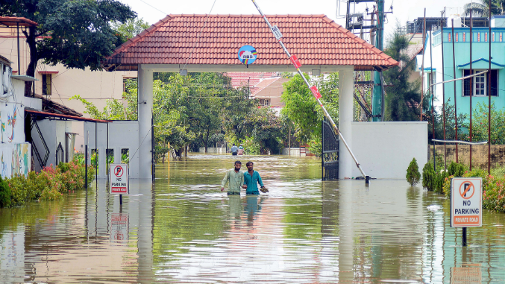 https://salarnews.in/public/uploads/images/newsimages/maannewsimage11102025_224347_Bengaluru rains .png